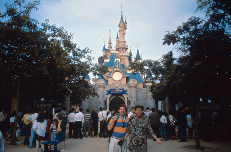 Het kasteel kreeg ook bezoek van Disney Imagineers Tim Delaney en Eddie Sotto.