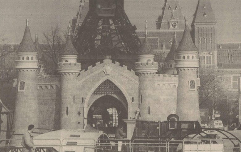 Het kasteel in opbouw op het Museumplein te Amsterdam.