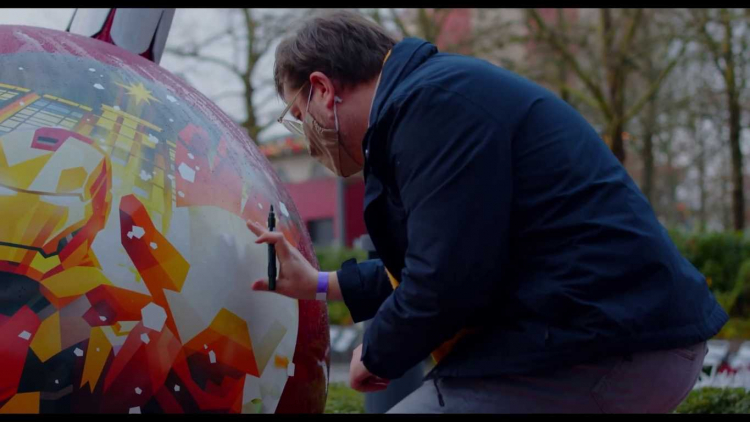 Kunstenaar Liam Brazier onthult zijn kerstkunstwerk in Disney Hotel New York - the Art of Marvel