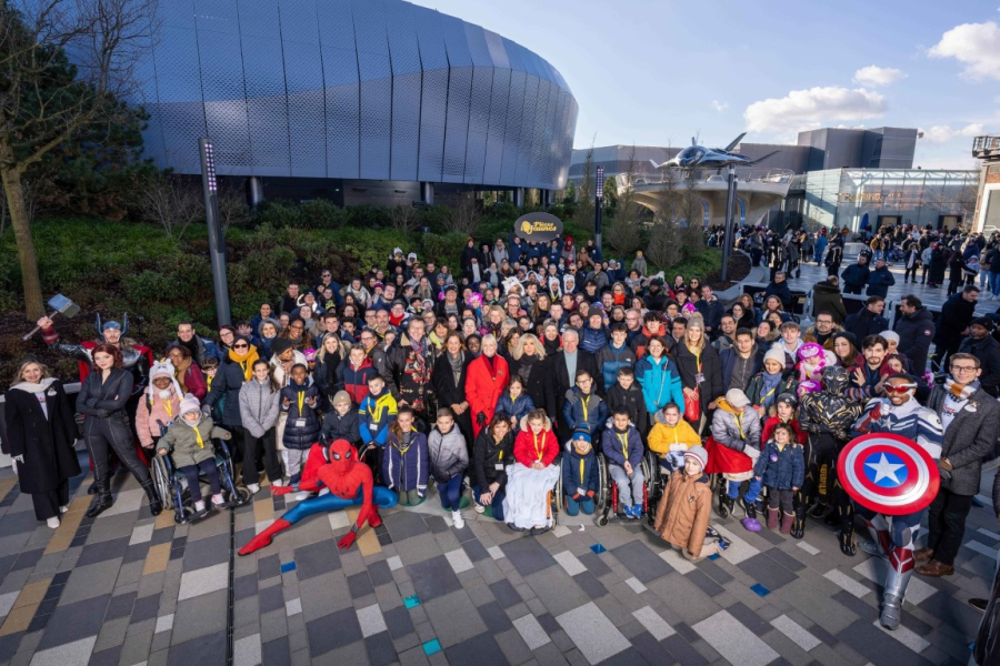 Honderden jonge gehospitaliseerde superhelden uitgenodigd in Disneyland Paris als onderdeel van de Pièces Jaunes-campagne