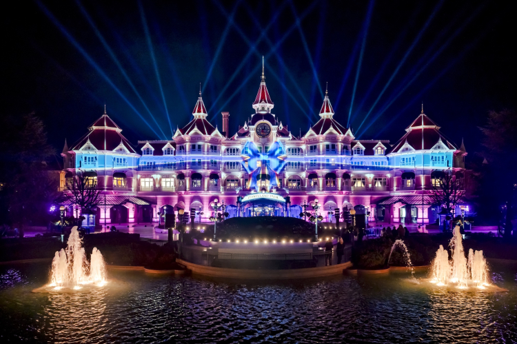 Disneyland Paris verwelkomt Europese beroemdheden voor de grootse heropening van het iconische vijfsterrenhotel Disneyland