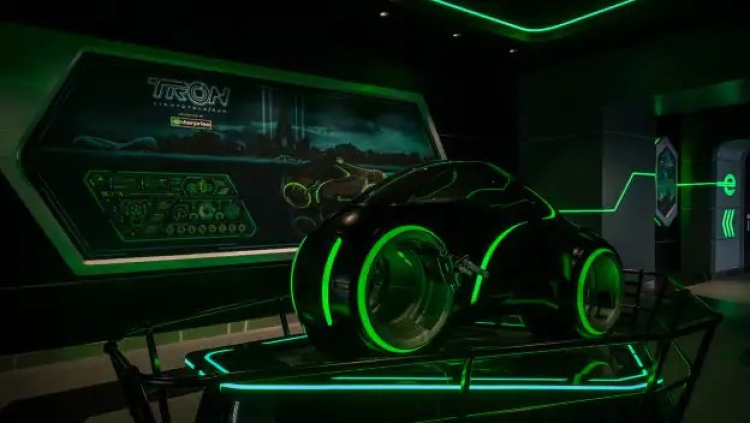 TRON Lightcycle / Run introduceert Team Green Post-Show Space
