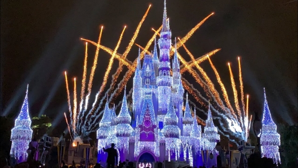 Minnie’s Wonderful Christmastime Fireworks - Walt Disney World