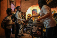 Disneyland Paris deelt schoolbenodigdheden uit aan kansarme kinderen