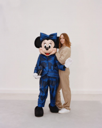 Minnie Mouse's Nieuwe broekpak, ontworpen door Stella McCartney