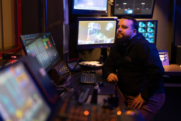 (AVENGERS: POWER THE NIGHT) Maak kennis met de video- en showcontroleontwerper Martin Clérel