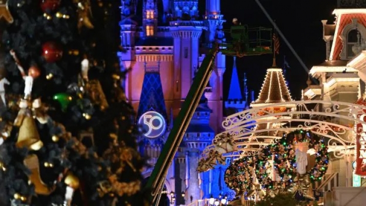 Van Halloween tot de Feestdagen, zie hoe het Magic Kingdom Park verandert in slechts één nacht tijd