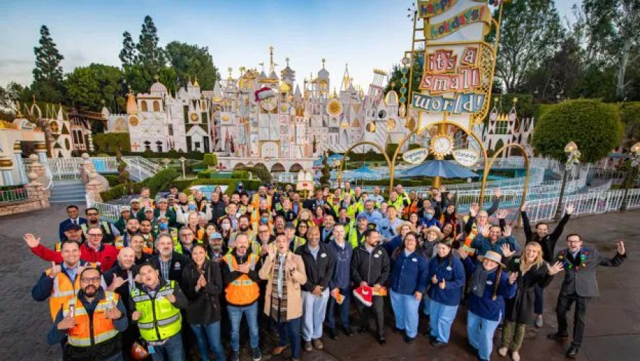 Hoe de Disneyland Resort Cast bijeenkwam om &#039;it&#039;s a small world&#039; Holiday te openen