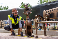 De Imagineers verwelkomen de bronzen figuren van Gazebo Garden