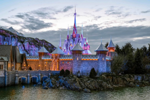 De bouw van Arendelle Castle in World of Frozen: een samenwerking tussen Walt Disney Imagineering Paris en UK Loco Ltd