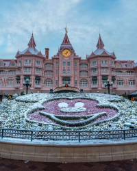 Adembenemende sneeuwval verbaast in Disneyland Paris